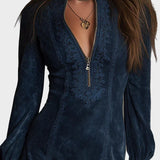 Jazmín – Vestido mini de ante azul con encaje
