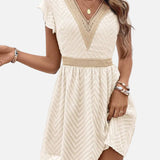 Vestido mini de mujer con escote en V y manga corta con detalle de ribete de crochet