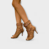Elegantes sandalias altas con punta abierta