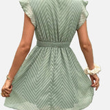 Vestido mini de mujer con escote en V y manga corta con detalle de ribete de crochet