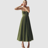 Adéla - Elegancia moderna con espalda descubierta
