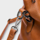 Lora. – Elegante bolso con correas