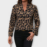 Camiseta con escote en patrón de leopardo