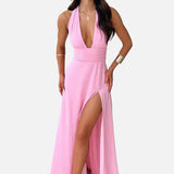 Elegante vestido maxi de invitada de boda con cuello halter y abertura en la pierna