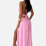 Elegante vestido maxi de invitada de boda con cuello halter y abertura en la pierna