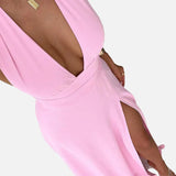 Elegante vestido maxi de invitada de boda con cuello halter y abertura en la pierna