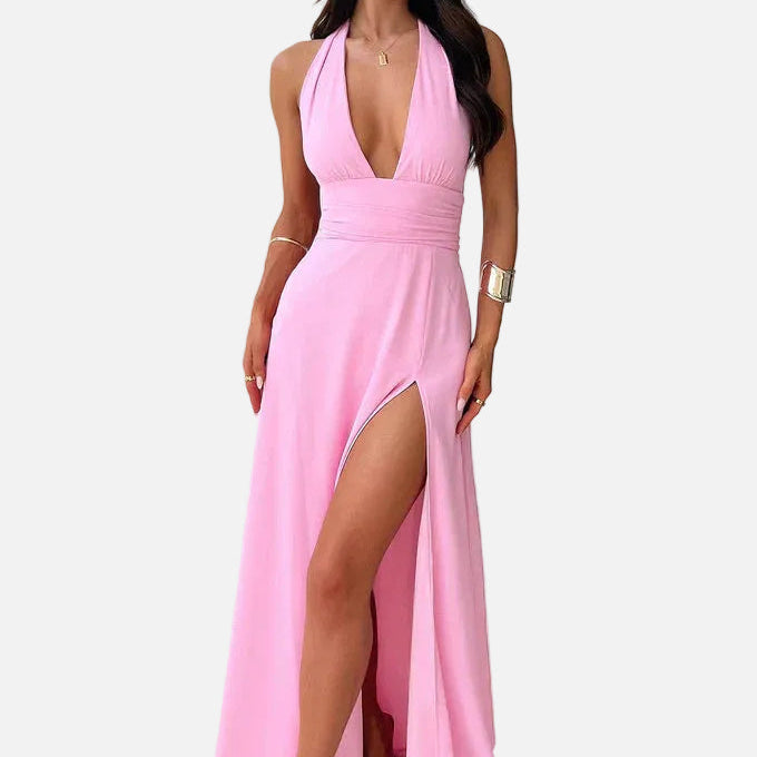 Elegante vestido maxi de invitada de boda con cuello halter y abertura en la pierna