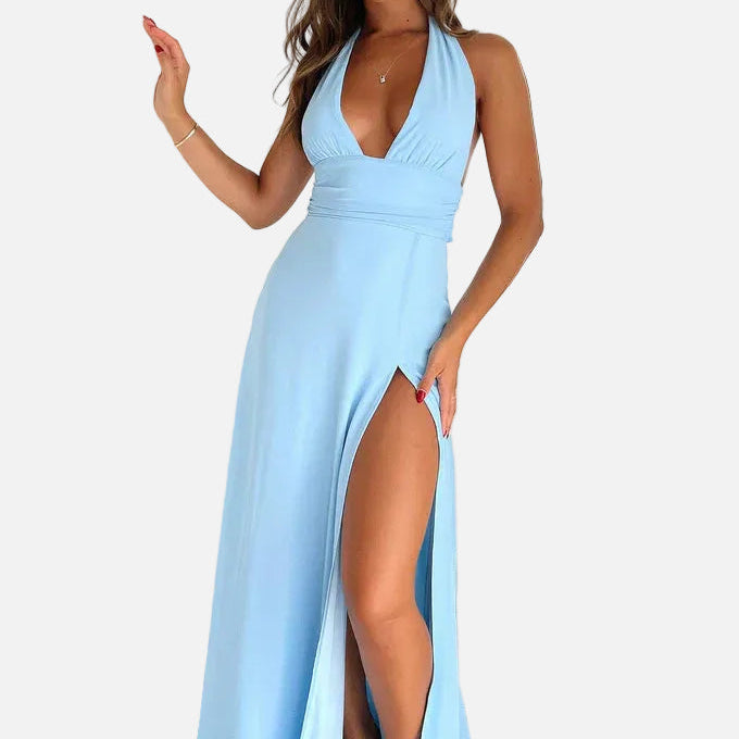 Elegante vestido maxi de invitada de boda con cuello halter y abertura en la pierna