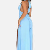 Elegante vestido maxi de invitada de boda con cuello halter y abertura en la pierna