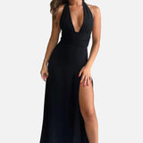 Elegante vestido maxi de invitada de boda con cuello halter y abertura en la pierna