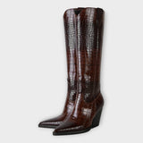 Diseño de zapatos de cocodrilo con elegante tacón