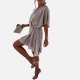Vestido mini fluido con escote en V, mangas cortas y cintura alta para mujer