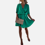 Vestido mini drapeado con escote en V y mangas cortas sueltas para mujer