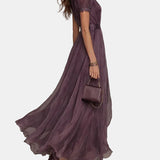 Flavia – Vestido largo morado con corte y acabado de encaje