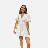 Vestido corto de mujer con mangas abullonadas y detalle texturizado